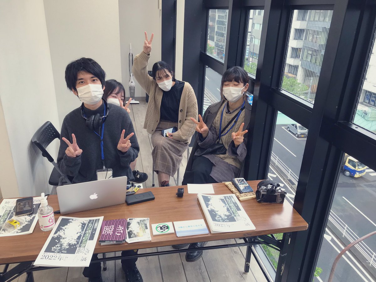 FOTOismDiary's tweet photo. 3日目の今日は雨でしたが、それでも足を運んでくれた方々にスタッフ一同感謝してます。
#写真  #TPU  #FOTOism #写真展 #春展 https://t.co/yxPKatUK2R