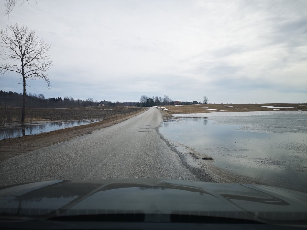 P81 autoceļš pie pašas Vestienas.. <a href="/LVceli/">Latvijas Valsts ceļi</a> <a href="/autoceli/">Latvijas autoceļu uzturētājs</a> tam tā jābūt? Varbūt jāuzstāda kāda brīdinājuma zīme?