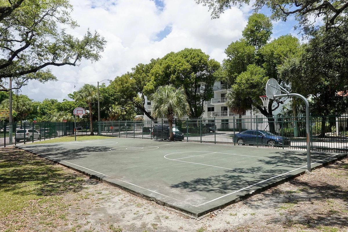 miamiparks's tweet photo. β¨Featured Park of the Week: Triangle Park
Amenities: Basketball, Playground, Picnic tables, and more.
Have you ever visited #TrianglePark?
π 420 SW 11 Street #Miami
#MiamiParks https://t.co/VIuuDl8SwP