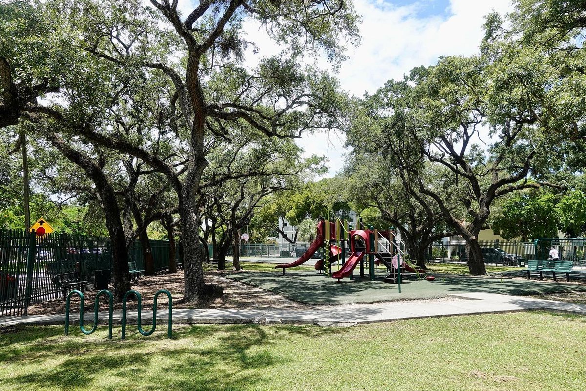 miamiparks's tweet photo. β¨Featured Park of the Week: Triangle Park
Amenities: Basketball, Playground, Picnic tables, and more.
Have you ever visited #TrianglePark?
π 420 SW 11 Street #Miami
#MiamiParks https://t.co/VIuuDl8SwP