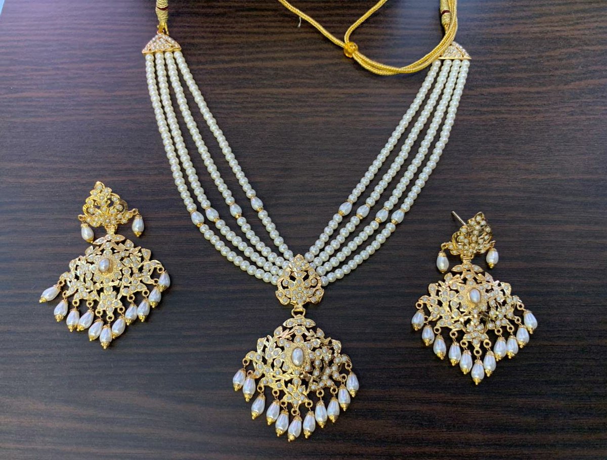 Jashnboutique's tweet photo. Now available at #jashnboutique For order/price please DM or what's app on 07914934682.

UK delivery free. We ship worldwide.

#Indianjewellery #pakistanijewellery #Hyderabadijewelry #nizamjewellery

#Indianbride #pakistanibride #padmavatijewelry #chandbali #jhumka https://t.co/xOIWjZO3iW