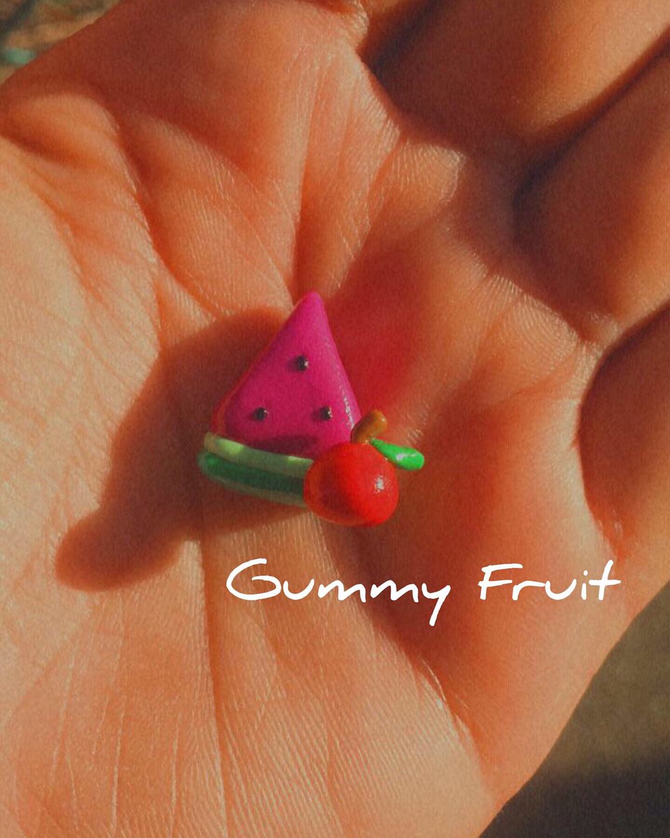 cuteyclay's tweet photo. I made a Free realms harvest” 💦❤️🌟
- with fruit and plants 🌱
.
There is sunleaf’s ☀️🍂
| pumpkins 🎃
Gummy fruits 🍉
and ~ Rainleafs ☔️
.
<
{ Tags }
#crafty #cute #artist #charms #mmo #freerealms #rainleaf #gummyfruit #pumpkin #sunleaf #polymerclay #spring #creations https://t.co/3peuSpa9Bw