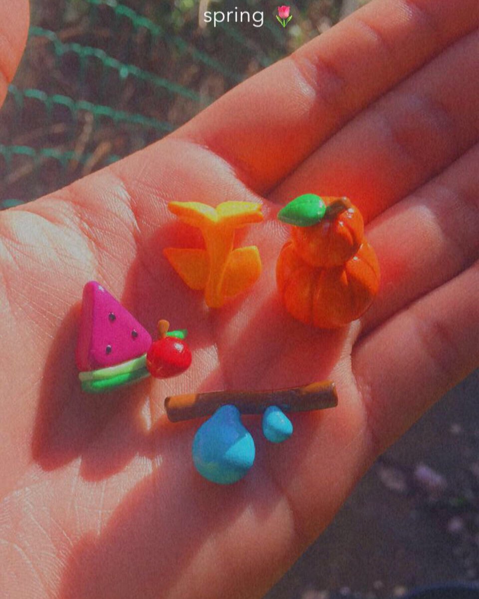cuteyclay's tweet photo. I made a Free realms harvest” 💦❤️🌟
- with fruit and plants 🌱
.
There is sunleaf’s ☀️🍂
| pumpkins 🎃
Gummy fruits 🍉
and ~ Rainleafs ☔️
.
<
{ Tags }
#crafty #cute #artist #charms #mmo #freerealms #rainleaf #gummyfruit #pumpkin #sunleaf #polymerclay #spring #creations https://t.co/3peuSpa9Bw