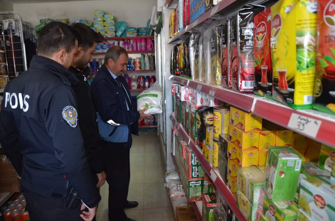 CaglayanceritB's tweet photo. Belediye Zabıta Müdürlüğü Ekiplerimiz İlçe Emniyet Amirliği Ekiplerimiz ve İlçe Tarım ve Orman Müdürlüğü Ekiplerimiz İlçemiz Genelinde Market ve Bakkaliyelerde  Yağ ve Şeker Denetiminde Bulundu. https://t.co/ycKbp292yF