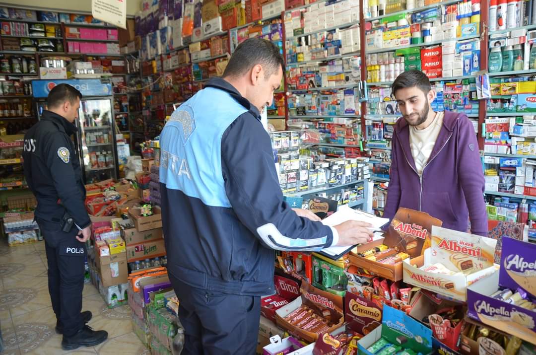 CaglayanceritB's tweet photo. Belediye Zabıta Müdürlüğü Ekiplerimiz İlçe Emniyet Amirliği Ekiplerimiz ve İlçe Tarım ve Orman Müdürlüğü Ekiplerimiz İlçemiz Genelinde Market ve Bakkaliyelerde  Yağ ve Şeker Denetiminde Bulundu. https://t.co/ycKbp292yF