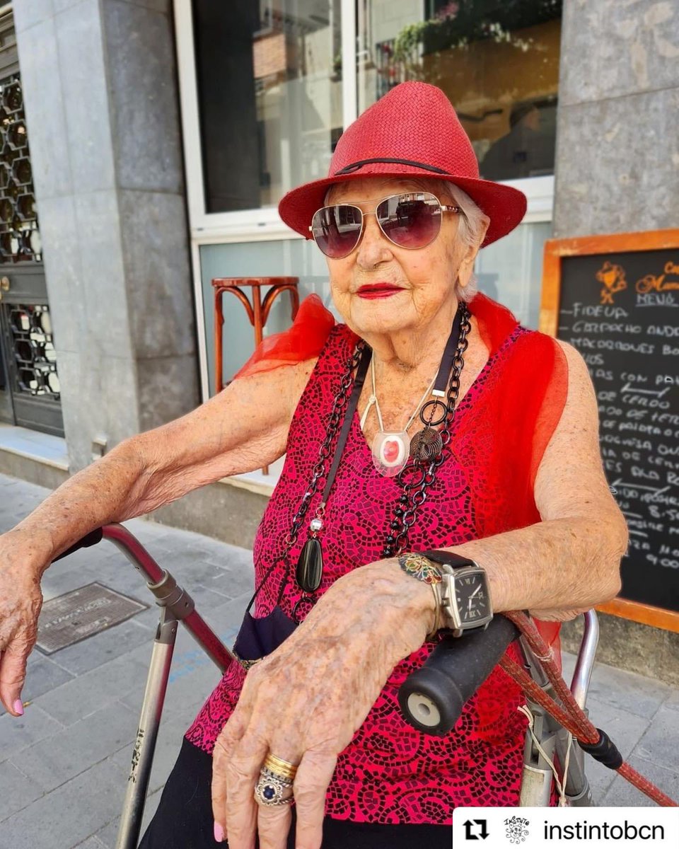 GosLisSkupinska's tweet photo. Lolita Laporta, najstarsza modelka hiszpańskiego projektanta Cristóbala Balenciagi, skończyła wczoraj 103 lata (za Agefree - wolni od metryki).

#agefree https://t.co/c20rEOFwnH