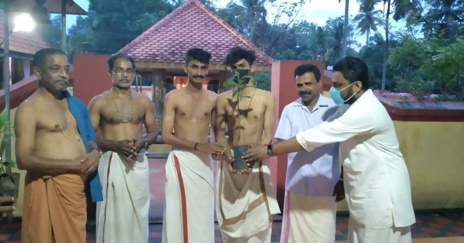 ayudhkerala's tweet photo. തേവലക്കര ലോകരക്ഷ ആശുപത്രിയിലും, ചിറ്റാണിക്കൽ ക്ഷേത്രത്തിലും ഫലവൃക്ഷതൈ വിതരണം ചെയ്തു.

#വിഷുത്തൈനീട്ടം https://t.co/xYYCbPgDVc
