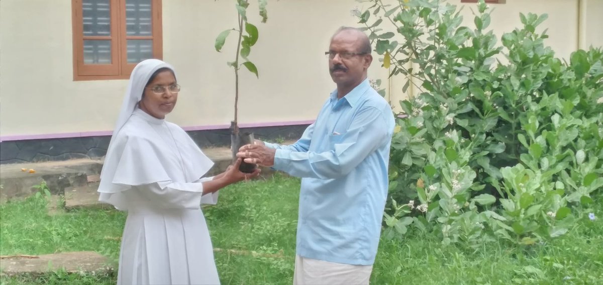 ayudhkerala's tweet photo. തേവലക്കര ലോകരക്ഷ ആശുപത്രിയിലും, ചിറ്റാണിക്കൽ ക്ഷേത്രത്തിലും ഫലവൃക്ഷതൈ വിതരണം ചെയ്തു.

#വിഷുത്തൈനീട്ടം https://t.co/xYYCbPgDVc