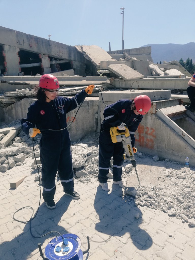 Hafif arama ve kurtarma eğitiminden..#DestekAfadGonullsusu#AfadGonullusuOl#İzmirAfad🇹🇷