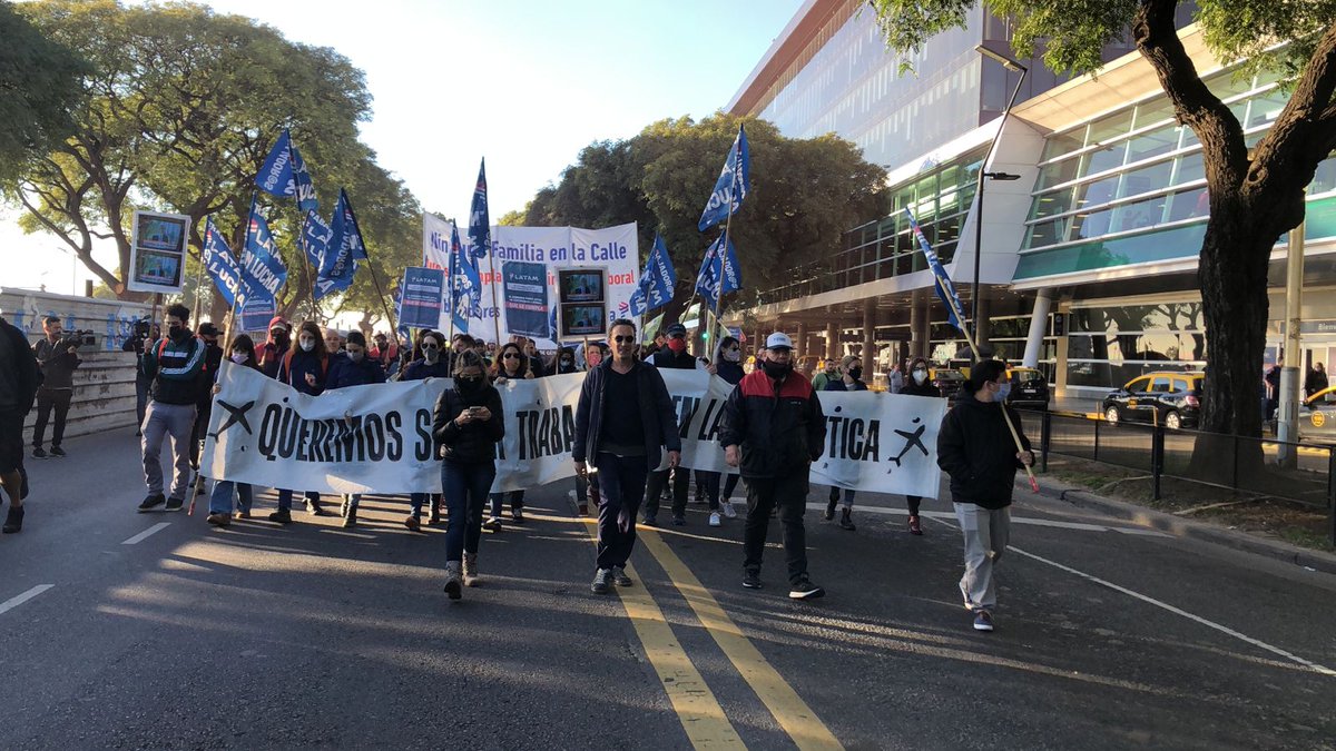 #Ahora en #Aeroparque hay una movilización de extrabajadores de #Latam (piden al Gobierno que les mantengan los puestos labores) 

Así que, a ir con tiempo y con paciencia ✈️