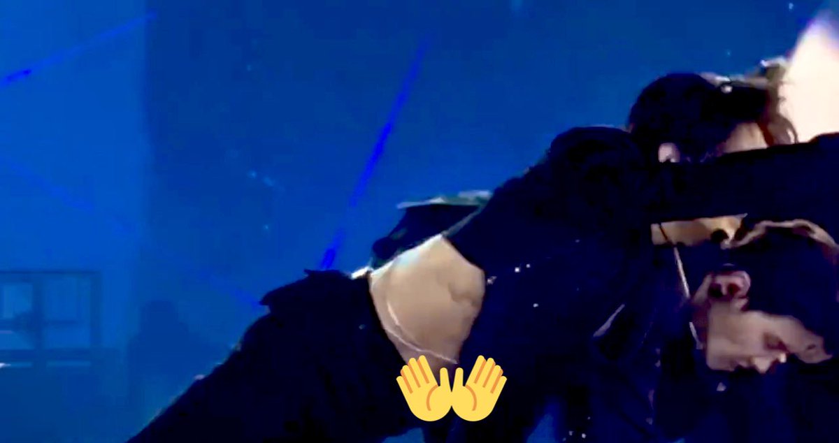 ayjk97's tweet photo. As we all knew that jungkook has the hottest body in the whole industry but seeing his serratus anterior that is originally a deep muscle that appeared only on athletics speaking volumes at how healthy jungkook is keeping his body 😭 our athletic king💜 https://t.co/ECaukBhvf4