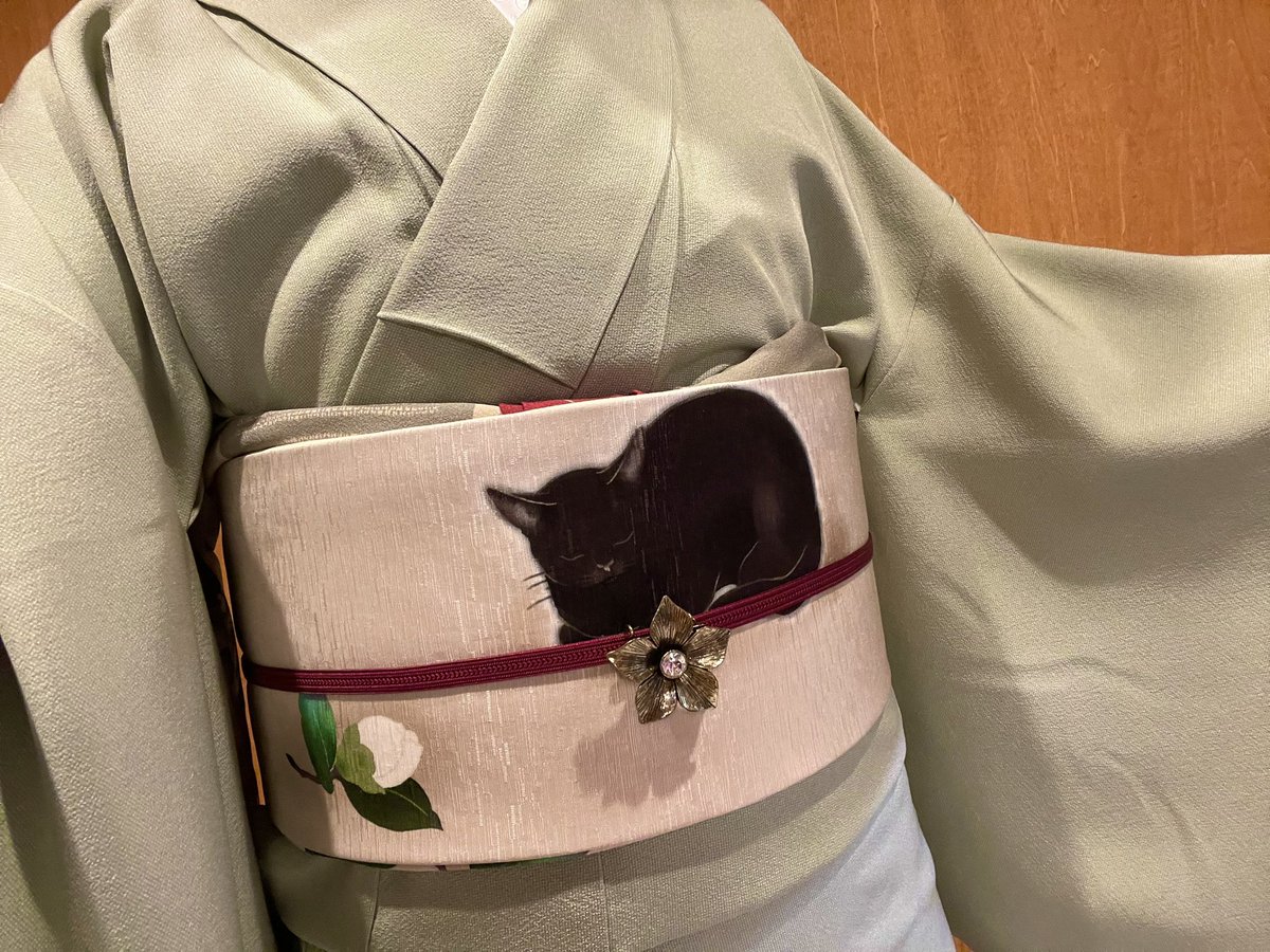「明日は十二単の着付け師試験です。
ねむり猫帯で挑んできます🐈‍⬛ニャーン 」|天乃咲哉🦊このはな連載中のイラスト