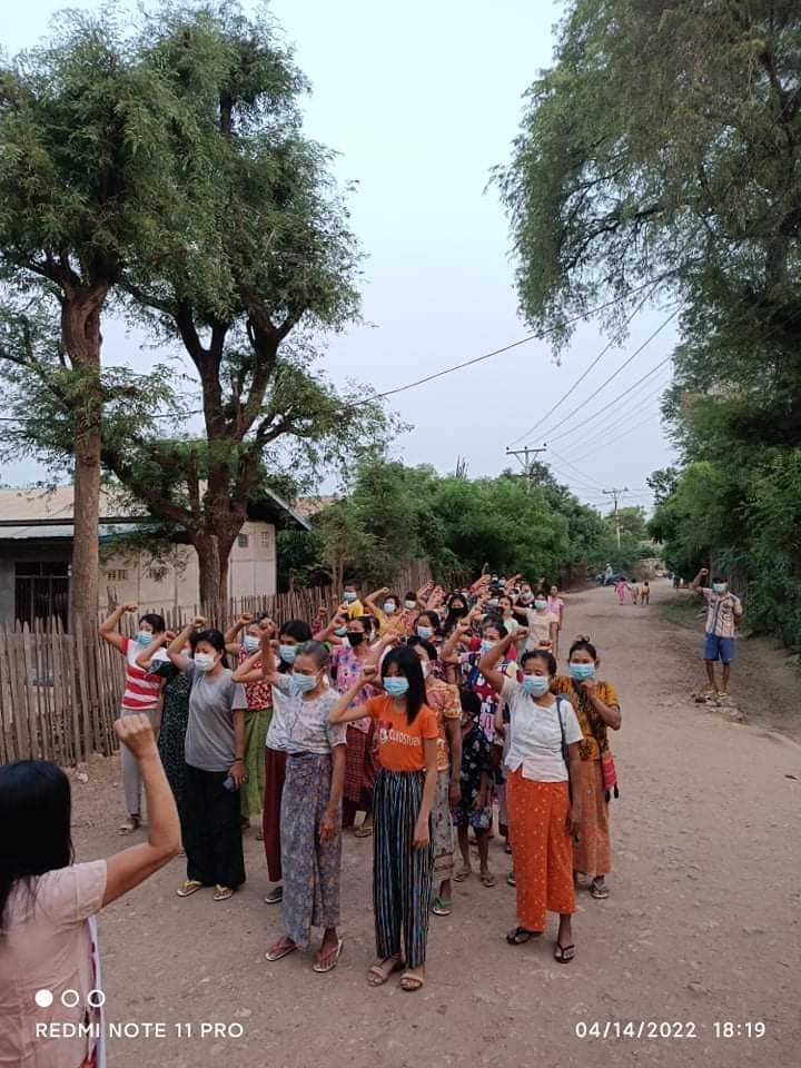SudnetC's tweet photo. Pro-democracy people in a village in Salingyi township continued to demonstrate against the terrorist military regime on the 2nd day of #RevolutionaryThingyan.

#2022Apr14Coup
#WhatsHappeningInMyanmar https://t.co/fcRfMdS1vq