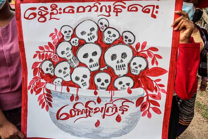 SudnetC's tweet photo. Anti-fascist movement of locals from Letpadaungtaung region and staged the #RevolutionaryThingyan in this evening.
#2022Apr14Coup
#WhatsHappeningInMyanmar https://t.co/8CajaPv5JY