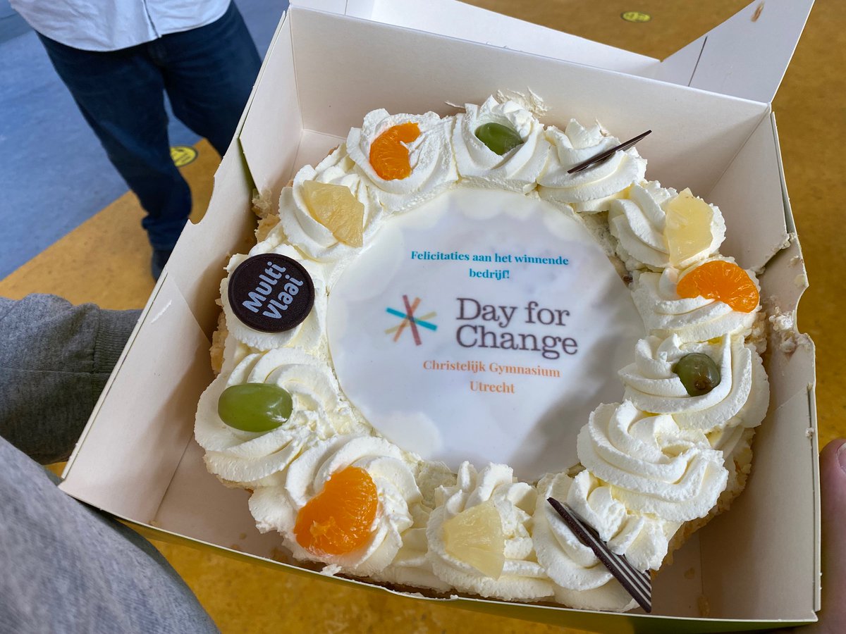Utrecht4GG's tweet photo. 👏Vandaag was onze voorzitter @gwenjansen aanwezig bij de @Dayforchange afsluiting op het Christelijk Gymnasium! Vier vierdeklassen hebben hun plannen gepresenteerd die bij gaan dragen aan een betere wereld. De winst van de actie gaat naar ondernemende vrouwen in Malawi. #SDG8 https://t.co/KSGCeVQCF9