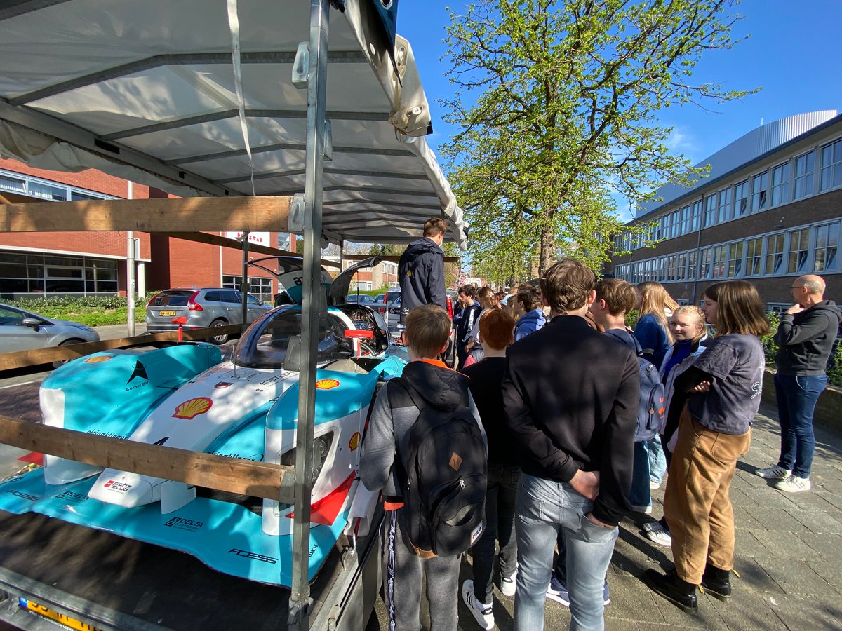 👏Vandaag was onze voorzitter <a href="/gwenjansen/">gwen jansen</a> aanwezig bij de @Dayforchange afsluiting op het Christelijk Gymnasium! Vier vierdeklassen hebben hun plannen gepresenteerd die bij gaan dragen aan een betere wereld. De winst van de actie gaat naar ondernemende vrouwen in Malawi. #SDG8