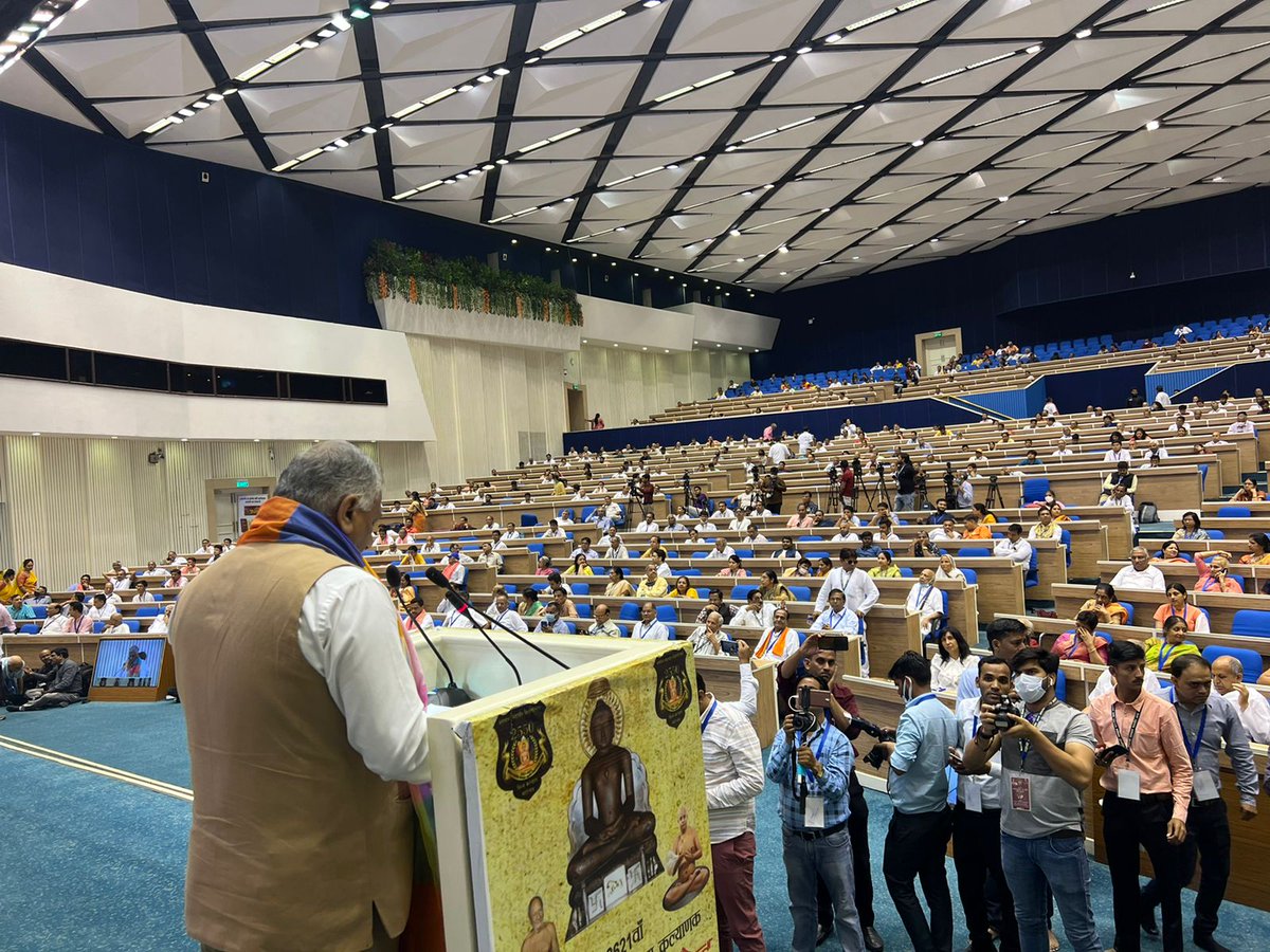 Gen_VKSingh's tweet photo. आज महावीर जयंती के शुभ अवसर पर विज्ञान भवन में जैन समाज द्वारा आयोजित भव्य कार्यक्रम में हिस्सा लिया।
श्रद्धेय महावीर हमारे सांस्कृतिक एवं आध्यात्मिक महारत्न हैं तथा उनके उपदेश सदैव समाज व देश को जोड़ते रहेंगे।
#MahavirJayanti #MahavirJayanti2022 #Mahavir https://t.co/8t7FSLIWBd