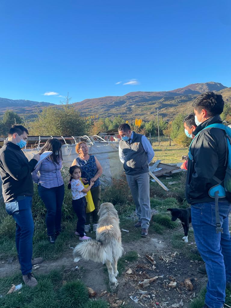 MDSAysen's tweet photo. #ProgramaHabitabilidad: Profesionales de @mdsaysen
@fosis_aysen y @MunicipCochrane
atendiendo a los usuarios que son parte de la convocatoria 2021 en la comuna, junto al alcalde #JorgeCalderon.
Más en: https://t.co/7J7ZrnVkcs https://t.co/V4h1x1XENt