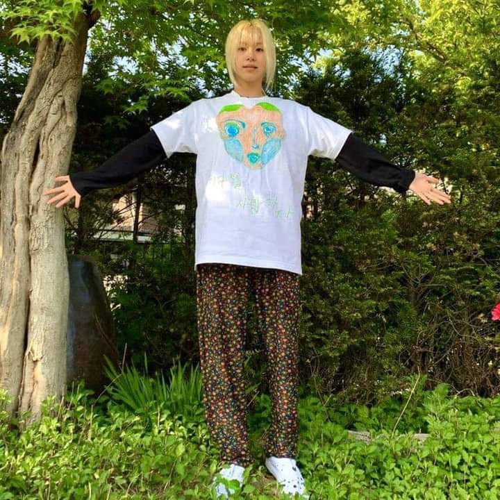 SCYeJinni's tweet photo. "Let's love our Earth" -Chaeyoung,@JYPETWICE
#LetTheEarthBreathe
#ScientistProtest
#StopFussilFuel
#PracticeSustainability https://t.co/tZQKAX9u8Q