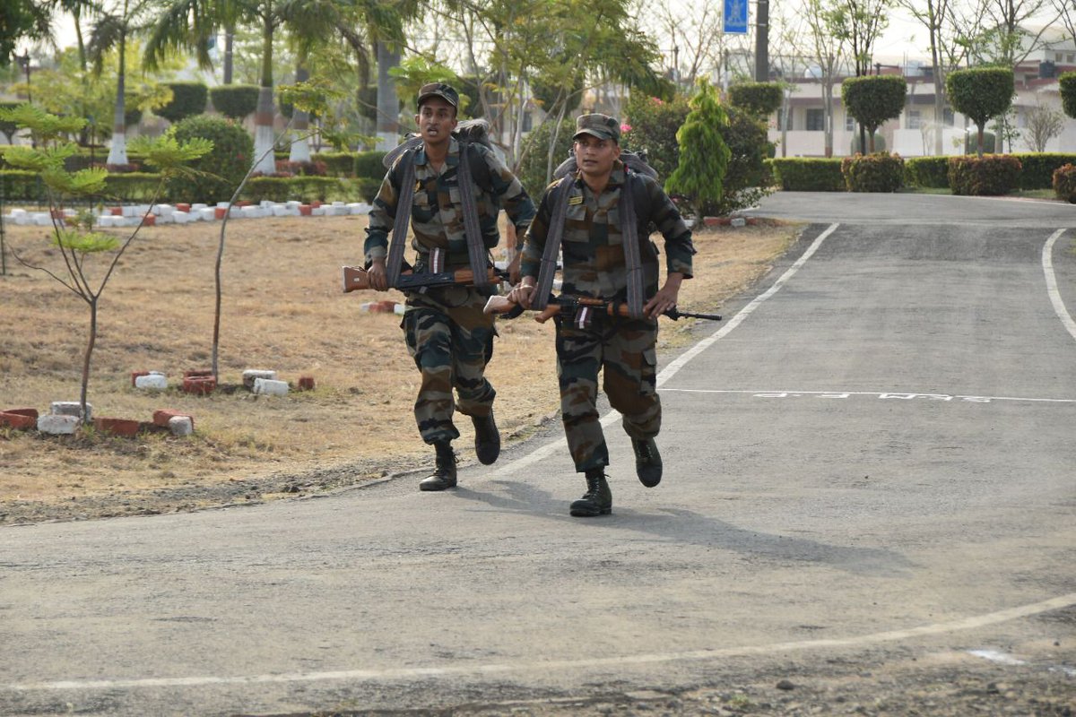 artrac_ia's tweet photo. #PowerThroughKnowledge
Cadets of TES-39 course at #CTW, #MCTE exhibited sheer determination, agility &amp; mental robustness during Gladiator Competition entailing Swimming, 17.5 KM Cycling with battle load, 12.5 km running with weapon &amp; battle load, Obstacle Course &amp; weapon Handling https://t.co/P8sHN7GOIu