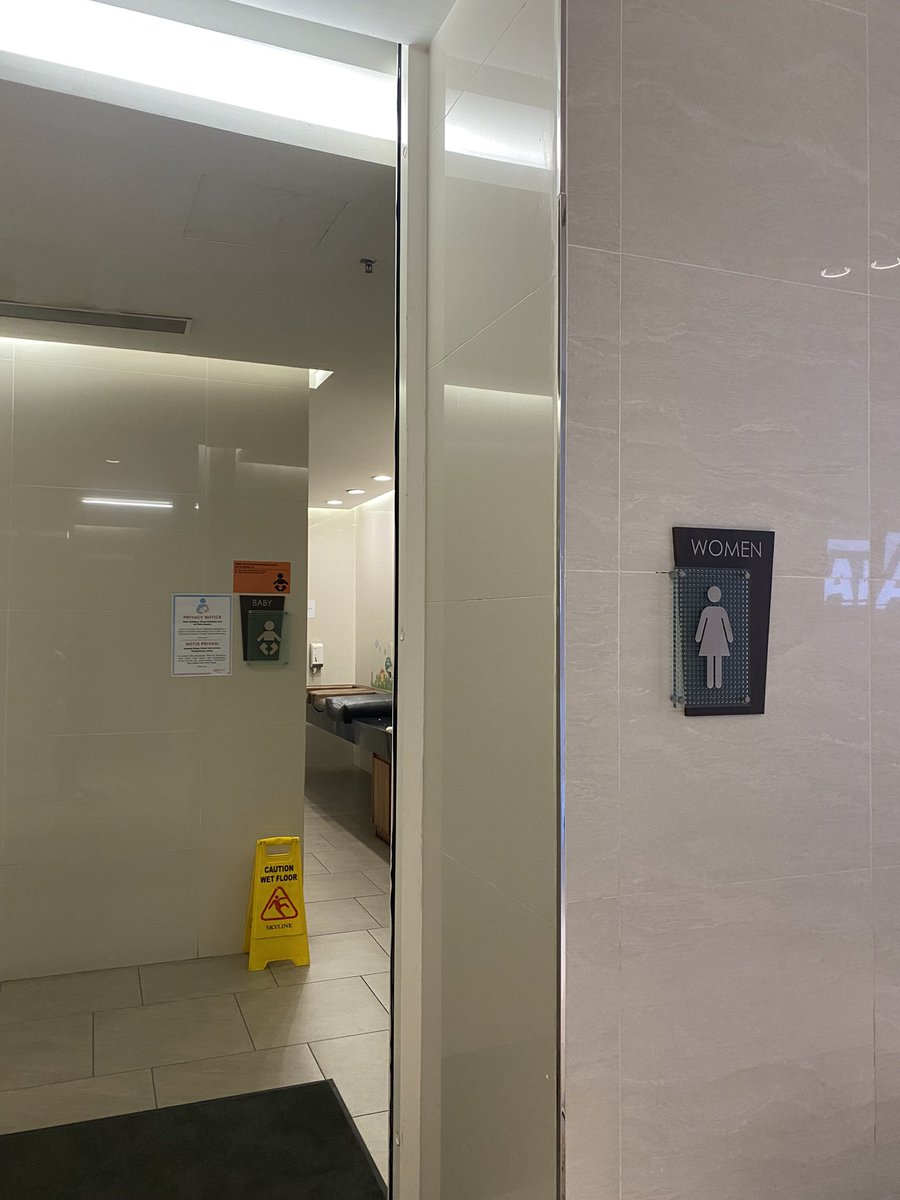 mustakim_ismail's tweet photo. Sorry terpaksa redah je. Lain kali jgn ingt tugas wanita je tukar pampers anak. Benda ni tanggungjawab bersama. Kepada designer/architect, please alert bila design space2 mcm ni. Dah byk mall aku jumpa, changing room dlm toilet wanita. https://t.co/zT3gmxji1E