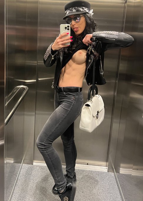 Ops. Forgot the bra. 🤭 https://t.co/NF5TMyjBlp