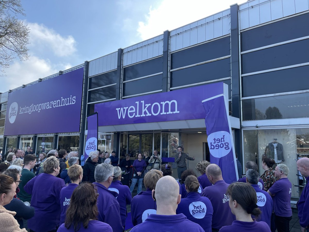 assinkbas's tweet photo. Grote drukte bij opening @HetGOED in 053. Kringloopwarenhuis is verhuisd van bedrijventerrein naar zichtlocatie in @Gem_Enschede. Je kunt er niet meer om hergebruik heen nu! #hetgoed #enschede #kringloop https://t.co/KafKdDrrzl