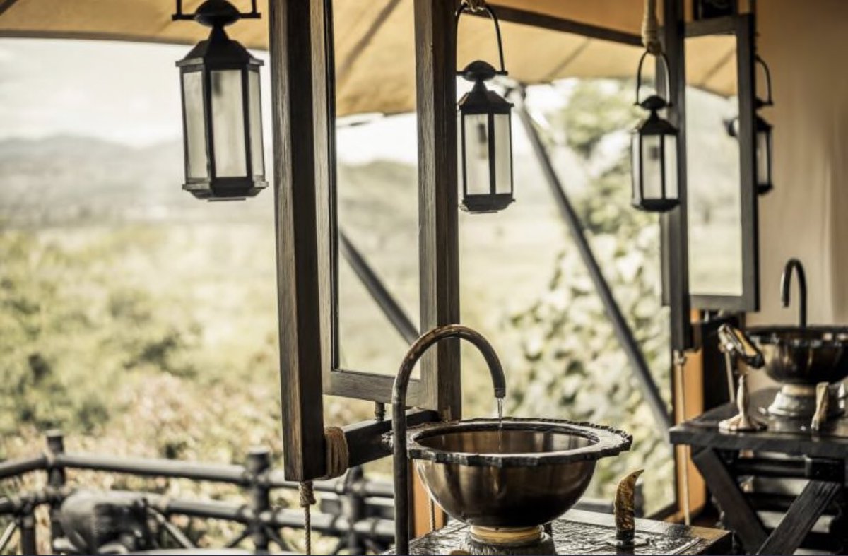 รีสอร์ทเพียงไม่กี่แห่งบนโลกที่ไม่มีป้ายบอกทาง ทางเข้าเป็นถนนลูกรัง ไม่มีป้ายชื่อรีสอร์ทด้านหน้า เป็นความตั้งใจของเจ้าของที่จะทำให้รีสอร์ทแห่งนี้ปลีกวิเวกกับธรรมชาติ คล้ายหมู่บ้านลึกลับกลางป่าที่เชื่อมสู่โลกภายนอกด้วยการนั่งเรือเข้ามา 🥺
#ไปซนที่เชียงราย #ZeeNuNew
#3rdDateZeeNuNew