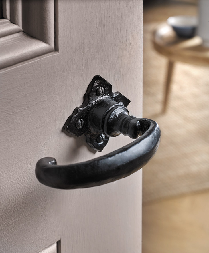 Bent u op zoek naar een klassieker op uw deur? Ontdek de kracht van karakteristiek smeedijzer: tenhulscher.nl/deurklinken/gi…