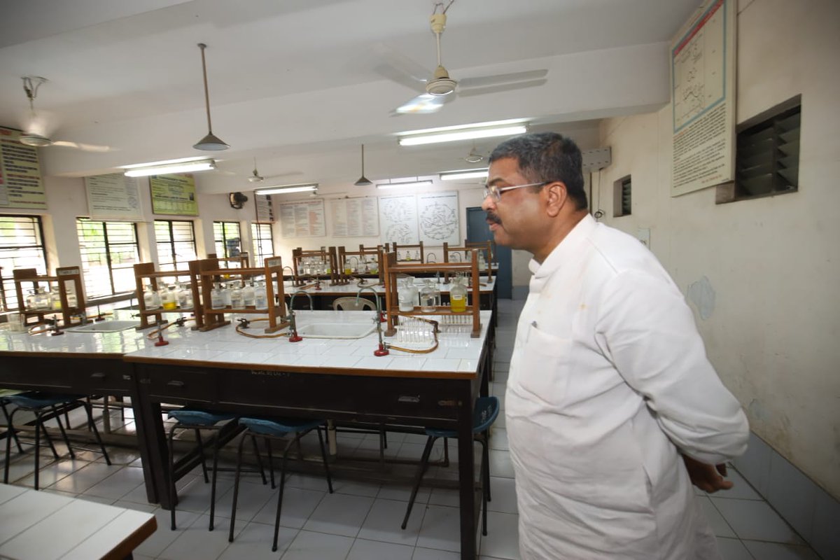 dpradhanbjp's tweet photo. ଅନୁଗୋଳ ସ୍ଥିତ କେନ୍ଦ୍ରୀୟ ବିଦ୍ୟାଳୟର -୧  ପରିଦର୍ଶନ କରିବା ସହ ବିଦ୍ୟାଳୟର ଶିକ୍ଷକ ଶିକ୍ଷୟିତ୍ରୀ ଓ ଛାତ୍ରଛାତ୍ରୀଙ୍କ ସହ ଆଲୋଚନା କଲି । ନୂଆ ଜାତୀୟ ଶିକ୍ଷା ନୀତି ଉପରେ ବିଶେଷ ଆଲୋଚନା କରିବା ସହ ଛାତ୍ରଛାତ୍ରୀଙ୍କ ଦକ୍ଷତା ବିକାଶ ଉପରେ ମଧ୍ୟ ଅଲୋଚନା କଲି । https://t.co/hKwjByG56z