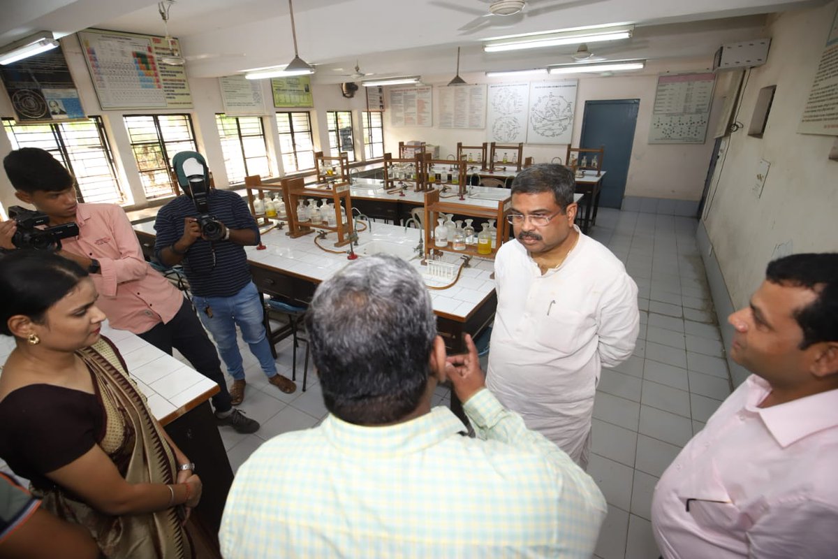 dpradhanbjp's tweet photo. ଅନୁଗୋଳ ସ୍ଥିତ କେନ୍ଦ୍ରୀୟ ବିଦ୍ୟାଳୟର -୧  ପରିଦର୍ଶନ କରିବା ସହ ବିଦ୍ୟାଳୟର ଶିକ୍ଷକ ଶିକ୍ଷୟିତ୍ରୀ ଓ ଛାତ୍ରଛାତ୍ରୀଙ୍କ ସହ ଆଲୋଚନା କଲି । ନୂଆ ଜାତୀୟ ଶିକ୍ଷା ନୀତି ଉପରେ ବିଶେଷ ଆଲୋଚନା କରିବା ସହ ଛାତ୍ରଛାତ୍ରୀଙ୍କ ଦକ୍ଷତା ବିକାଶ ଉପରେ ମଧ୍ୟ ଅଲୋଚନା କଲି । https://t.co/hKwjByG56z