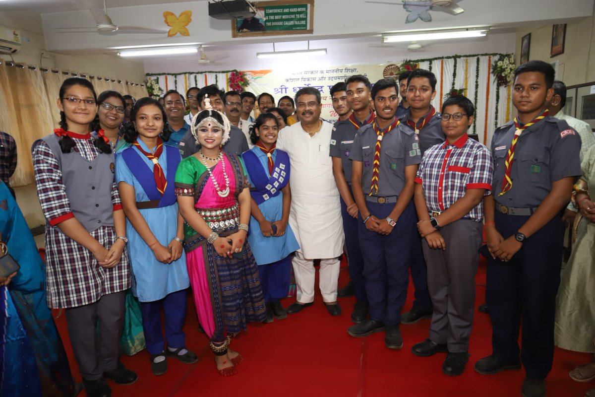 dpradhanbjp's tweet photo. ଅନୁଗୋଳ ସ୍ଥିତ କେନ୍ଦ୍ରୀୟ ବିଦ୍ୟାଳୟର -୧  ପରିଦର୍ଶନ କରିବା ସହ ବିଦ୍ୟାଳୟର ଶିକ୍ଷକ ଶିକ୍ଷୟିତ୍ରୀ ଓ ଛାତ୍ରଛାତ୍ରୀଙ୍କ ସହ ଆଲୋଚନା କଲି । ନୂଆ ଜାତୀୟ ଶିକ୍ଷା ନୀତି ଉପରେ ବିଶେଷ ଆଲୋଚନା କରିବା ସହ ଛାତ୍ରଛାତ୍ରୀଙ୍କ ଦକ୍ଷତା ବିକାଶ ଉପରେ ମଧ୍ୟ ଅଲୋଚନା କଲି । https://t.co/hKwjByG56z