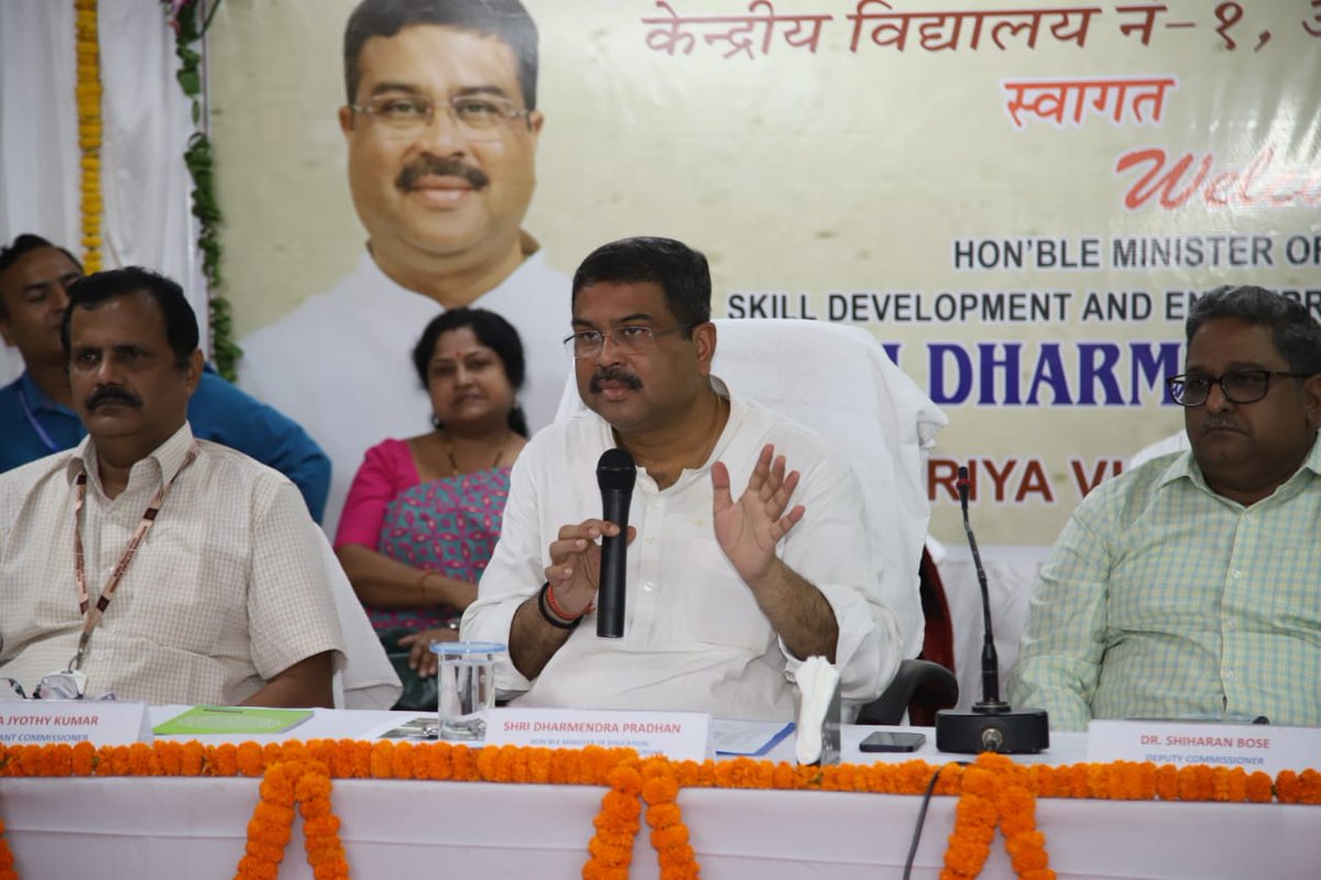 dpradhanbjp's tweet photo. ବିଦ୍ୟାଳୟର ଶିକ୍ଷକ ଶିକ୍ଷୟିତ୍ରୀଙ୍କୁ ସନ୍ଥକବି ଭୀମ ଭୋଇଙ୍କ କାଳଜୟୀ କାବ୍ୟ 'ପ୍ରାଣୀଙ୍କ ଆରତ ଦୁଃଖ ଅପ୍ରମିତ ଦେଖୁ ଦେଖୁ କେବା ସହୁ, ମୋ ଜୀବନ ପଛେ ନର୍କେ ପଡ଼ିଥାଉ ଜଗତ ଉଦ୍ଧାର ହେଉ' ମୂଲ୍ୟବୋଧ ଛାତ୍ରଛାତ୍ରୀଙ୍କୁ ବୁଝାଇବା ସହ ଆମ ରାଜ୍ୟର ଇତିହାସ ପୃଷ୍ଠାରେ ଅନାଲୋଚିତ ବୀର ସଂଗ୍ରାମୀ ମାନଙ୍କ ବିଷୟରେ ପଢାଇବା ପାଇଁ ପରାମର୍ଶ ଦେଲି । https://t.co/dMU0zP04AY