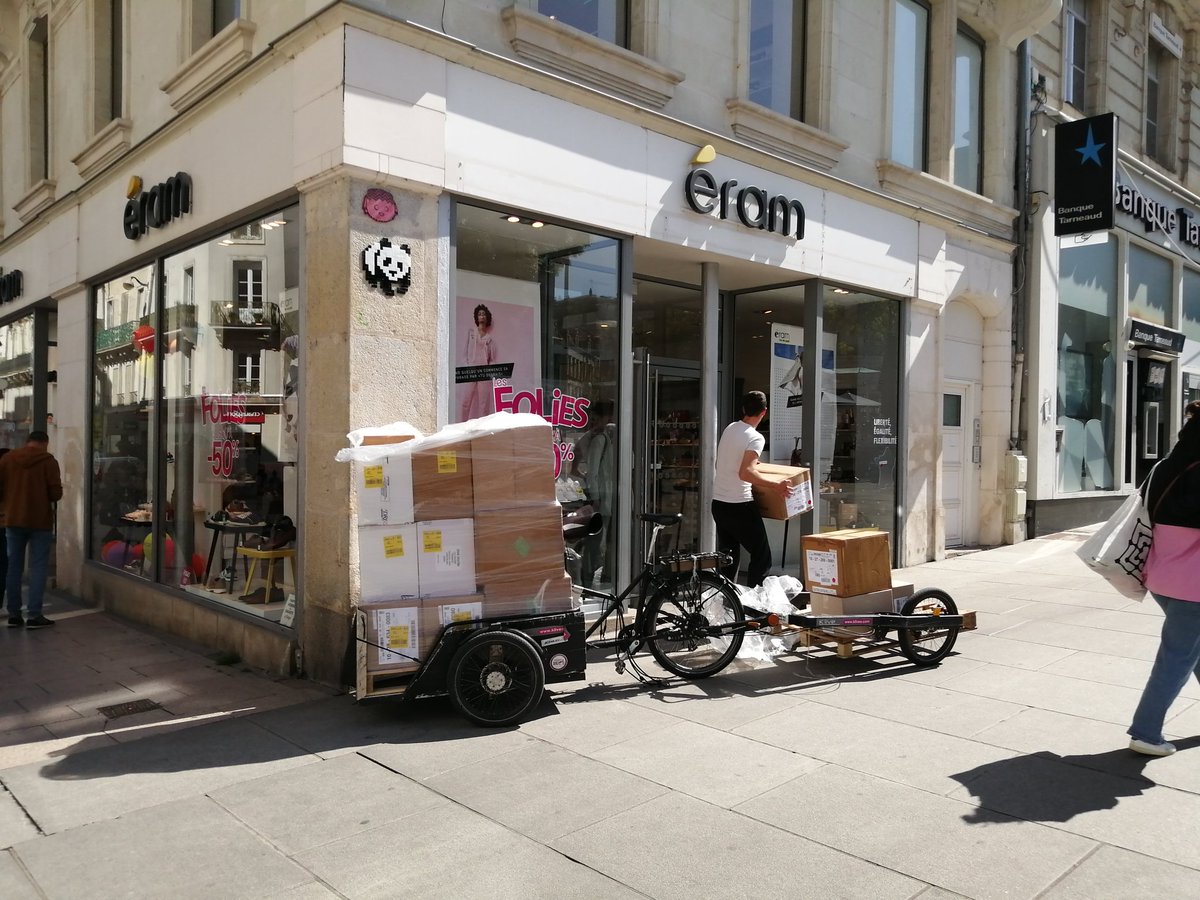 #Livraison en cours de beaucoup de chaussures, sans camion encombrant et dangereux pour les piétons en hyper centre-ville. #dernierkm #velogistique #Angers