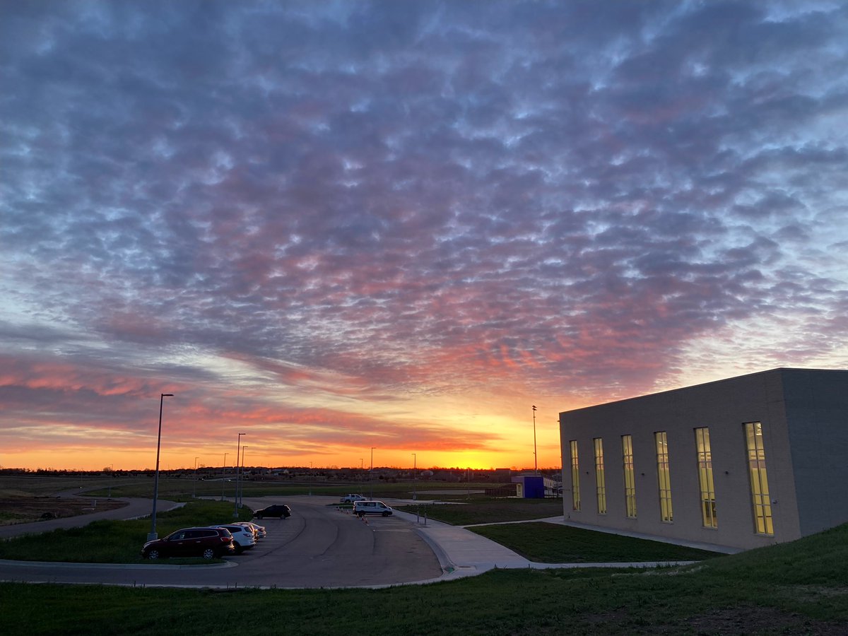 JCBlueJayBands's tweet photo. A beautiful sunrise to send us off to State Large Group in Lawrence, KS today! #WeLoveBand #BeBoldBeBlue https://t.co/GKfZsvWhBL