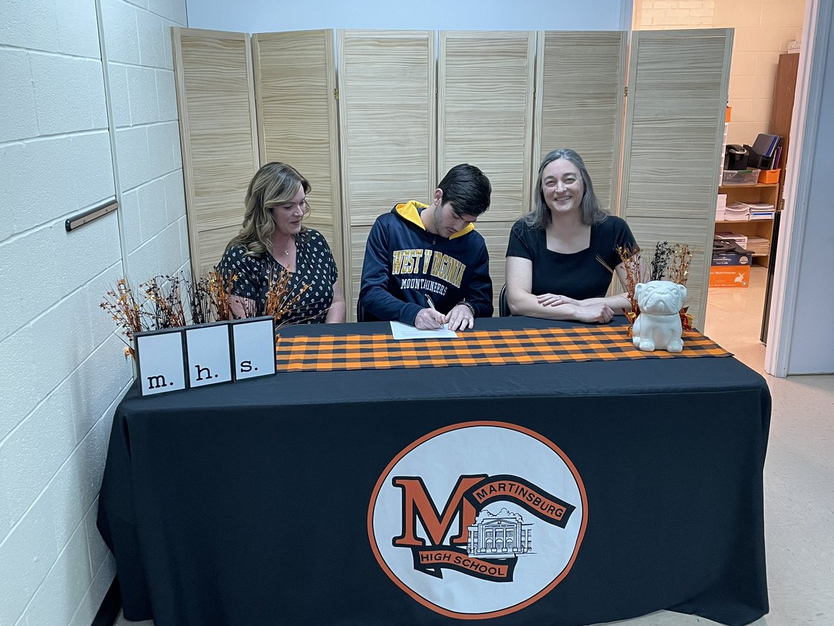 TrentMSherman's tweet photo. Congratulations @CannonEvans4 on winning a full scholarship to WVU from the Steeley Foundation! #nobulljustdogs https://t.co/2ZTtNwtBcj