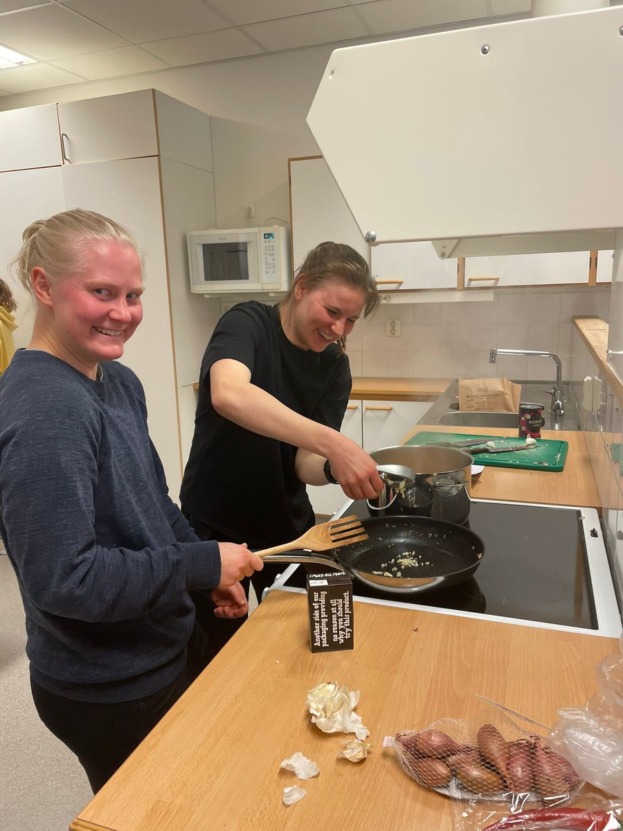 UmeaIKFF's tweet photo. I samarbete med Idrottshögskolan och Institutionen för Kost- och Måltidsvetenskap vid Umeå universitet lär sig våra tjejer att laga bra och god mat för elitidrottare.
@umeauniversitet 

#uik360 #kost #umeåik #idrottshögskolanumeå #umeå #uik https://t.co/ZxsrOu0M0j