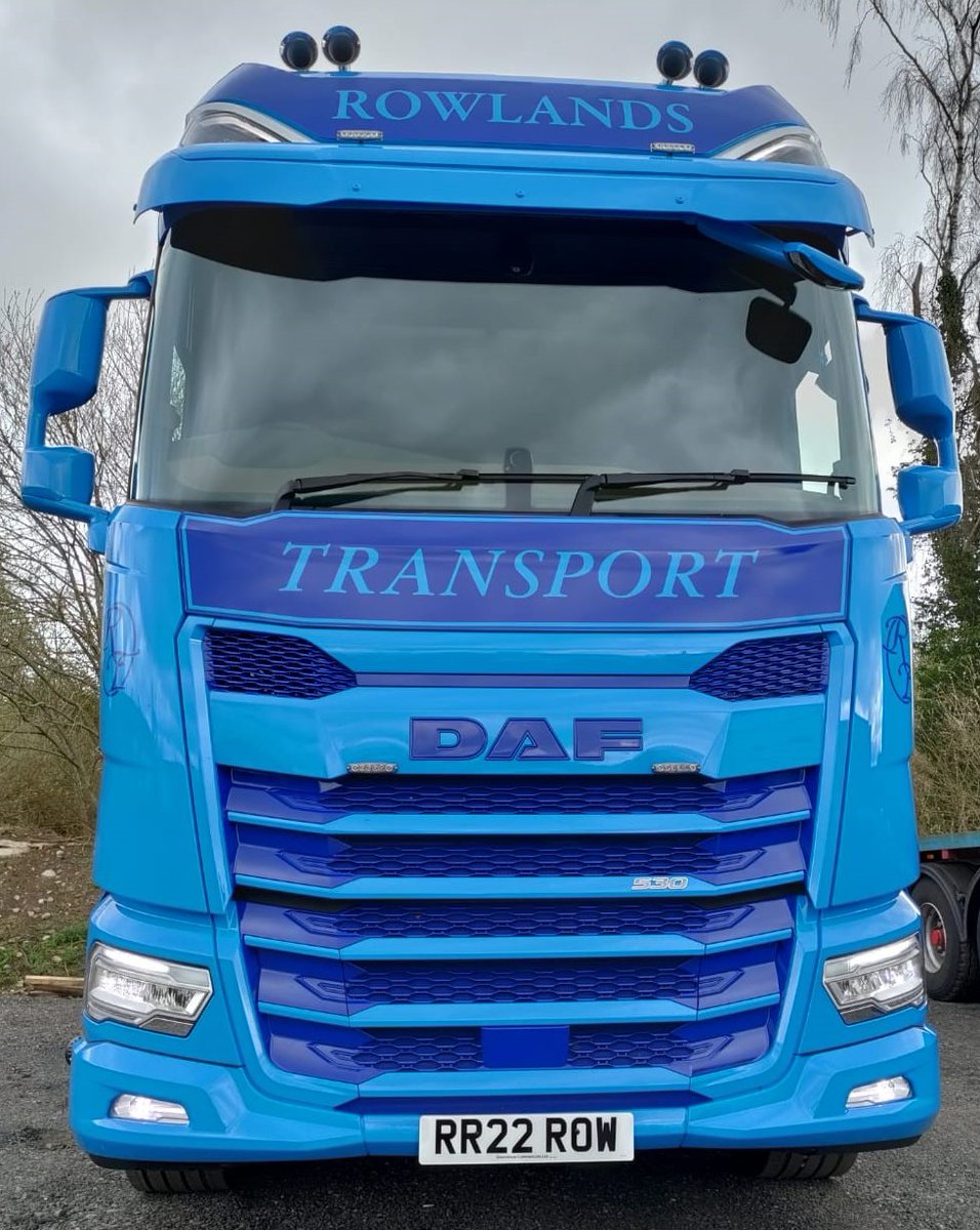 GreenhousComme's tweet photo. Rowlands Transport have recently taken delivery of their special new XG+530FTG which is celebrating their 40th year in business! 

#DAF #daftrucks #NewGeneration #XG+ #DAFXG+ #StartYourFuture #rowlandstransport #trucks #driver https://t.co/AlQMA0a0nO