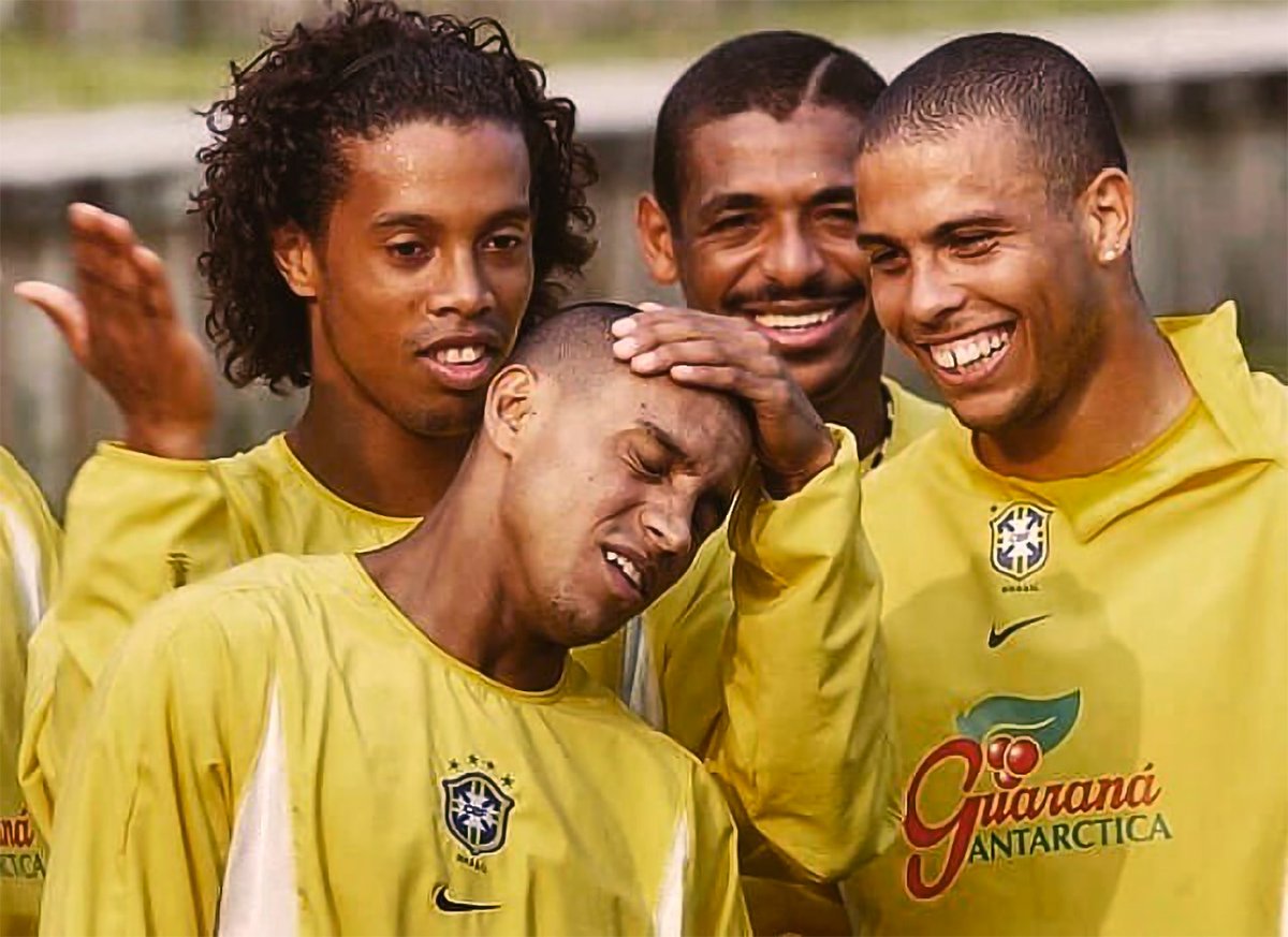 10Ronaldinho's tweet photo. #TBT  com essas feras!!!
Qual era a resenha?? Kkkkkkkkk 🤣🤙🏾 https://t.co/9rjAYVCqO3