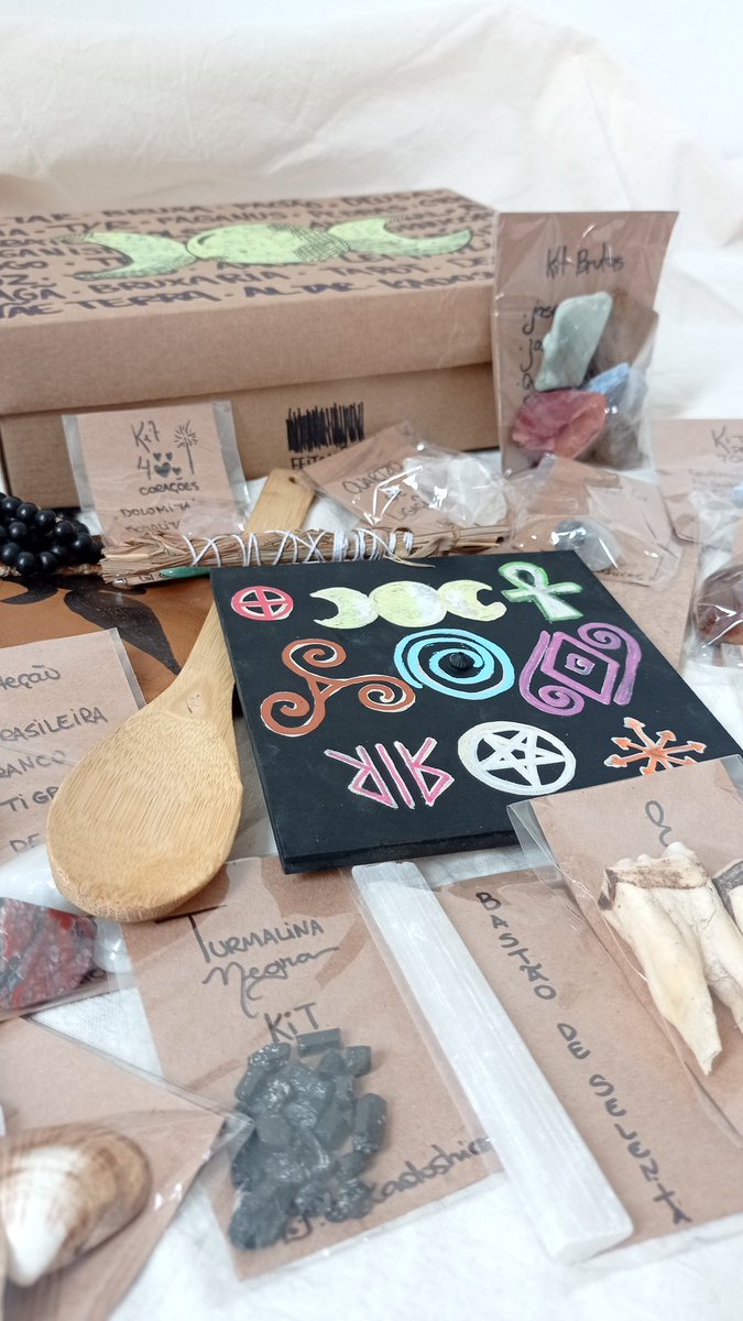 kadoshices's tweet photo. Olha só que gracinha esse Kit Altar que foi pra @blackbruja_ da melhor forma possível. Porque toda bruxinha e ser que sabe que as energias são reais e circulam, merece ter um altar em casa. 
Já orçou seu kit altar. Esse é um dos mais completos, mas temos kits básicos. https://t.co/8P7nJ18Jld
