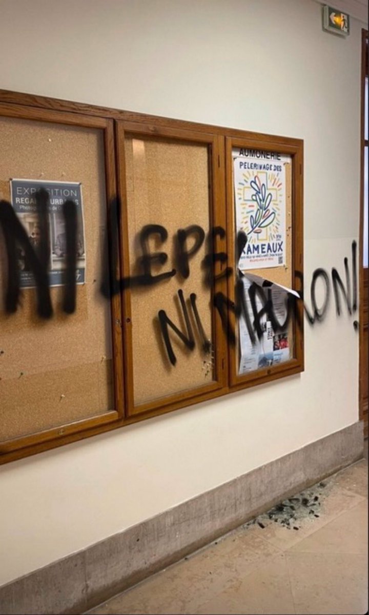 Eric_Anceau's tweet photo. J’ai le cœur serré de découvrir la Sorbonne, temple du savoir et de la réflexion dans cet état.
On peut être en colère après cette campagne présidentielle.
On est évidemment libre d’être contre E. Macron et contre M. Le Pen.
La colère n’excuse pas le vandalisme et la violence ! https://t.co/8CVN5jmaNc