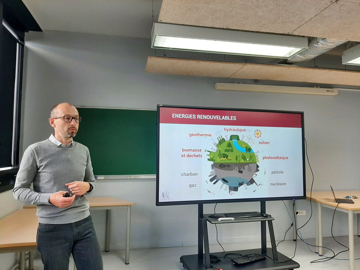 CNRS_Villejuif's tweet photo. Les chimistes Marc Robert, Julien Bonin et les doctorants du laboratoire d'électrochimie moléculaire ont accueilli les enseignants @AcCreteil pour une formation sur leurs travaux #énergie et valorisation du #CO2.  Thématiques évoquées dans le livre #Etonnantechimie @CNRSEd @CNRS https://t.co/sjVFdybay5