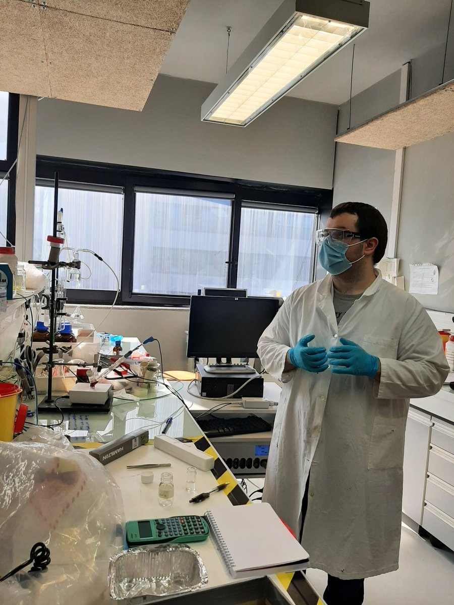CNRS_Villejuif's tweet photo. Les chimistes Marc Robert, Julien Bonin et les doctorants du laboratoire d'électrochimie moléculaire ont accueilli les enseignants @AcCreteil pour une formation sur leurs travaux #énergie et valorisation du #CO2.  Thématiques évoquées dans le livre #Etonnantechimie @CNRSEd @CNRS https://t.co/sjVFdybay5