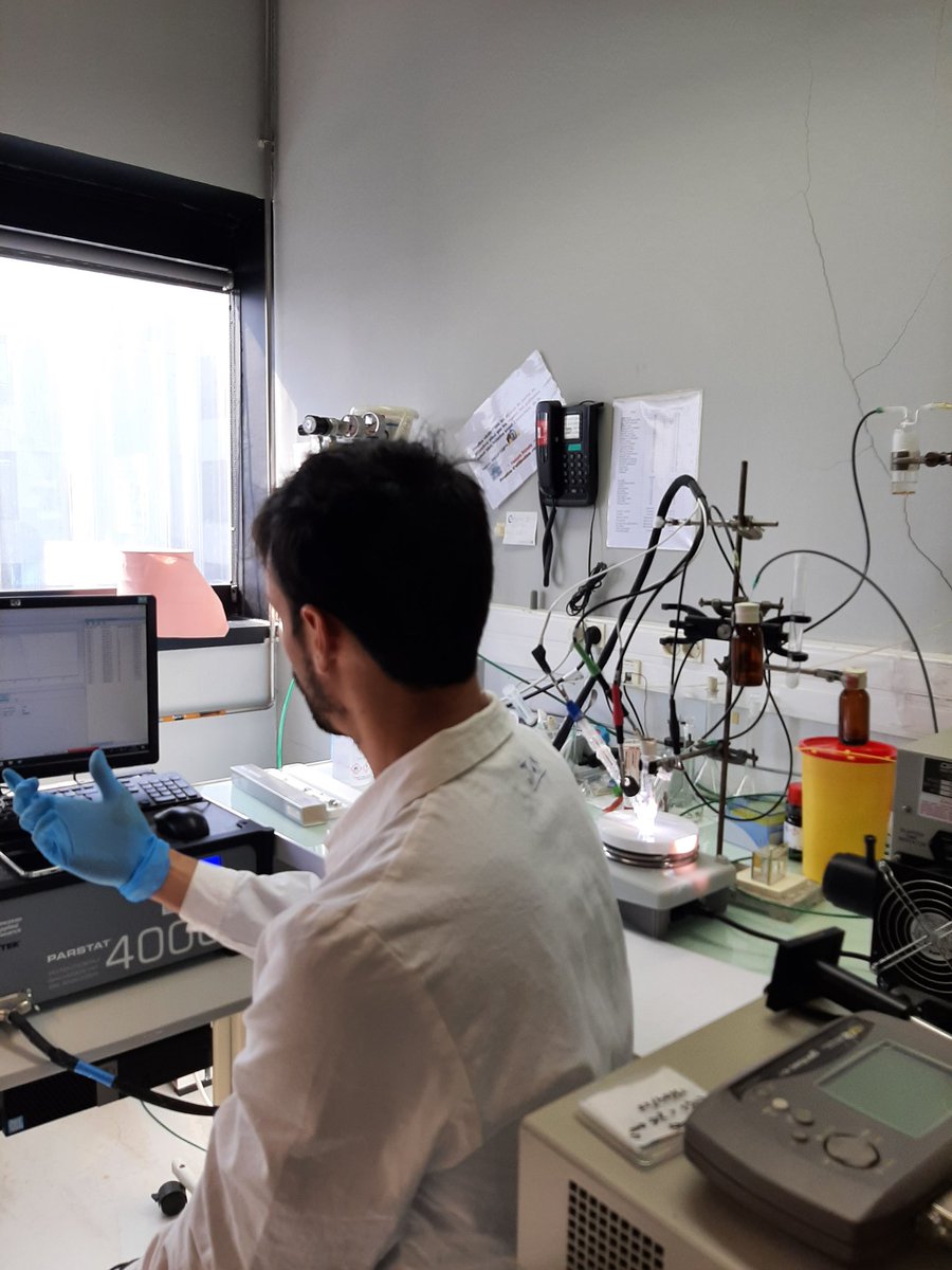 CNRS_Villejuif's tweet photo. Les chimistes Marc Robert, Julien Bonin et les doctorants du laboratoire d'électrochimie moléculaire ont accueilli les enseignants @AcCreteil pour une formation sur leurs travaux #énergie et valorisation du #CO2.  Thématiques évoquées dans le livre #Etonnantechimie @CNRSEd @CNRS https://t.co/sjVFdybay5