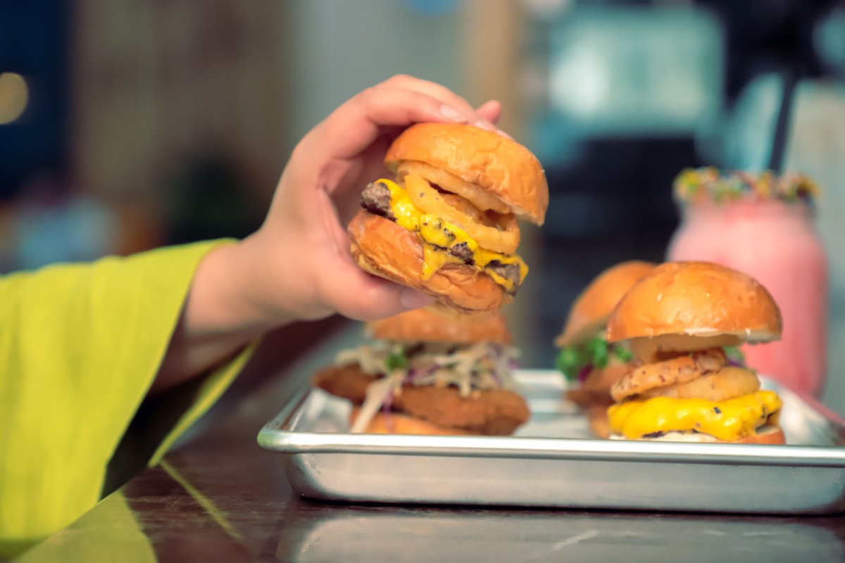 SHBurgers's tweet photo. ابدأ الويك اند صح مع سلايدرز من عنـدنا 😋 https://t.co/WvgFjEllOV
