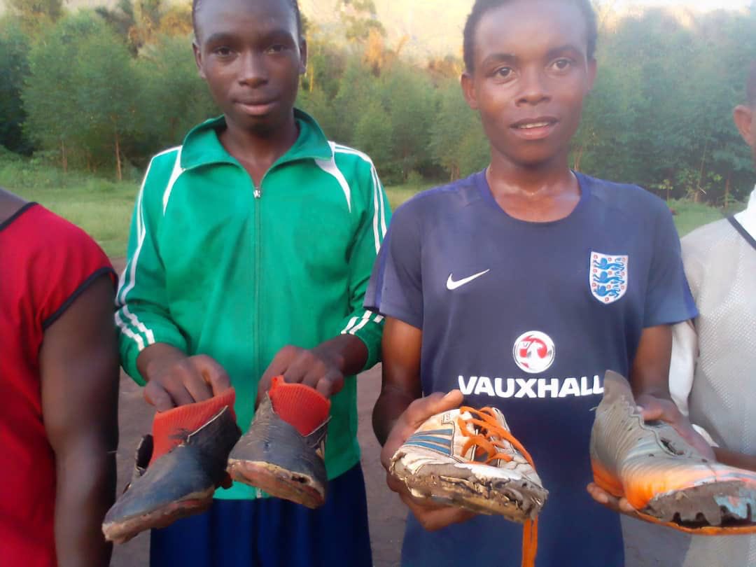 KitAid's tweet photo. A few more pictures showing why we quickly need to send 50 pairs of adult boots to the KitAid FC/FOMO FC players.

Please help by donating some boots if you can

#Football #Boots #Footballboots #NIKE #PUMA https://t.co/y1q6sQdOG7