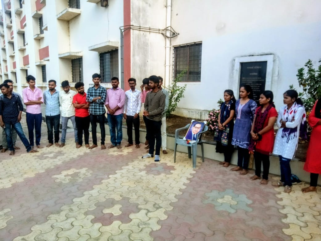 AbvpNanded's tweet photo. अभाविप नांदेड शाखेच्या वतीने स्व.रा.ती.म विद्यापीठ नांदेड येथे डॉ. बाबासाहेब आंबेडकर यांच्या जयंती निमित्त प्रतिमेचे पूजन करून बाबासाहेबांच्या स्वप्नातील भारत या विषयावर अभ्यासमंडळ घेण्यात आले. @AbvpDevgiri @Siddhu_Lat @AnkitaPawar05
#ABVPNEDCONNECT https://t.co/1PXyvEy1rQ