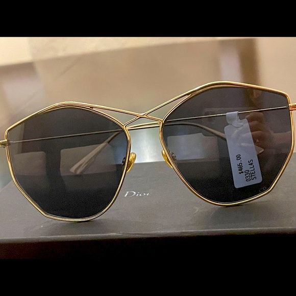 jennvanessa's tweet photo. So good I had to share! Check out all the items I'm loving on @Poshmarkapp #poshmark #fashion #style #shopmycloset #maje #dior #gucci: https://t.co/TXLVrrJGqS https://t.co/IbBJmMeIv1