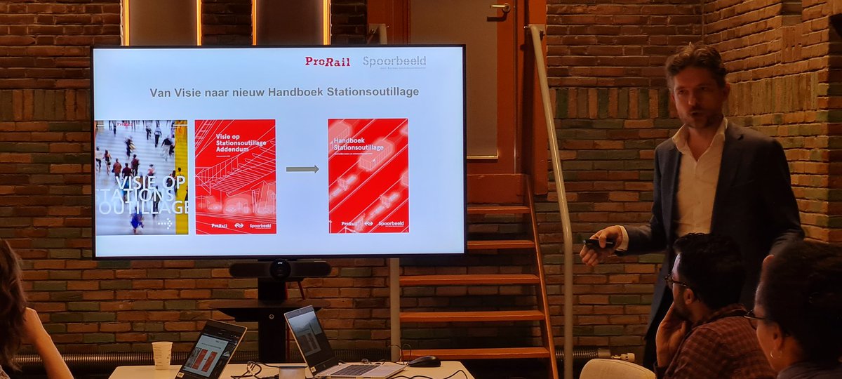Je hebt ze vast wel eens gezien op de stations: de comfortabele houten banken, de poefjes en de transparante beschuttingssystemen. Het nieuwe Handboek Stationsoutillage reikt hiervoor de ontwerpuitgangspunten aan.  spoorbeeld.nl/nieuws/nieuw-h…