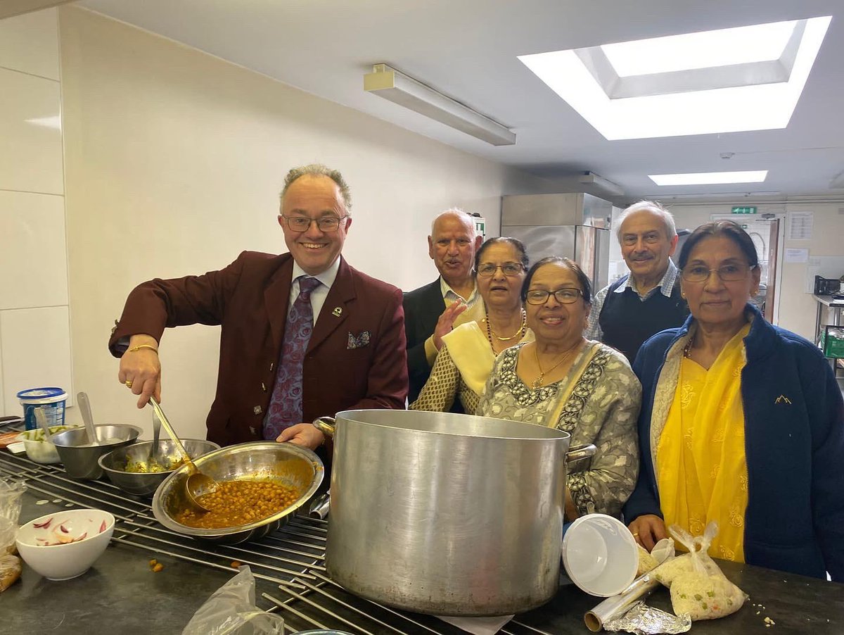 LeicsPCC's tweet photo. A wonderful afternoon with some of the members at Geeta Bhavam Mandir. Thank you for welcoming me in to the community and for the fantastic food! #leicester #lunch #communitythursday https://t.co/DhrfvIAOVV